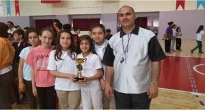 Saffet Simavi Ortaokulu - İlçe Spor Organizasyonları Tarafından Düzenlenen Müsabakalarda Takımlarımız Beş Dalda Ödül Aldı.