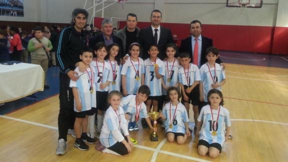 Ergenekon İbrahim Şakir İlkokulu - Geleneksel Çocuk Oyunları Mendil Kapmaca Yarışmasında Şampiyon Olduk