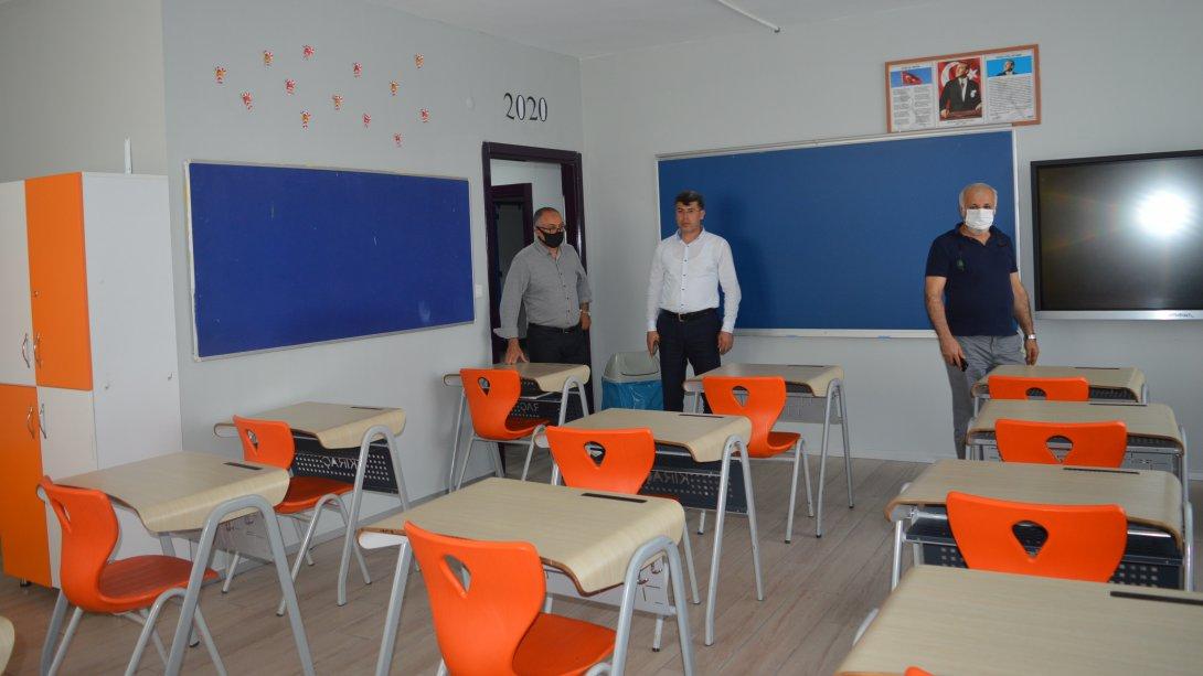 İlçe Millî Eğitim Müdürümüz Dr. Harun TÜYSÜZ LGS Sınav Salonlarını İnceledi 